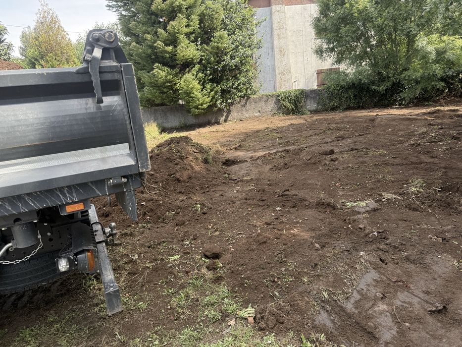 Fazemos limpesa de terrenos  e transportes de material.