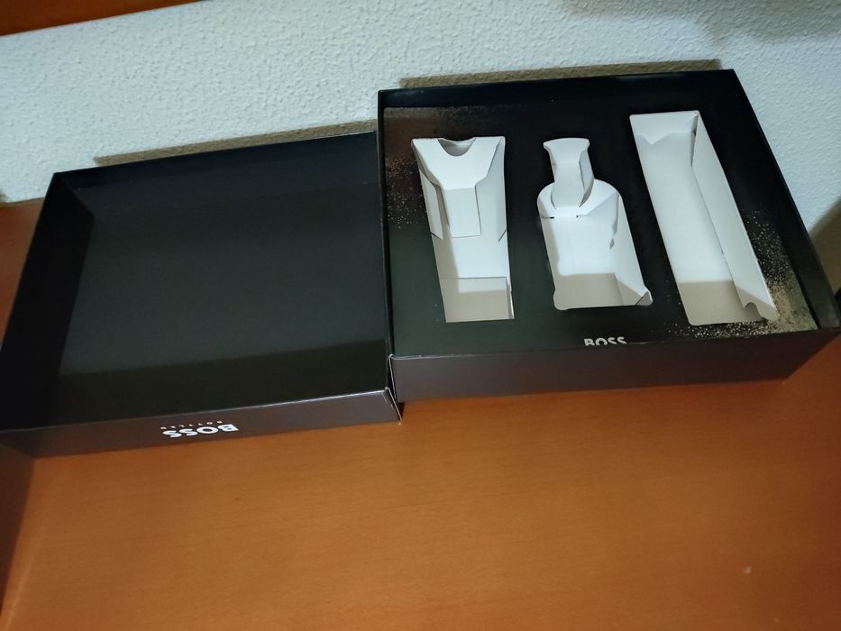 Frasco de perfume Hugo Boss e caixa