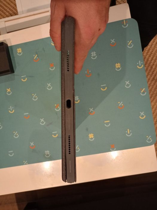 Etui z klawiaturą Logitech- uszkodzona.