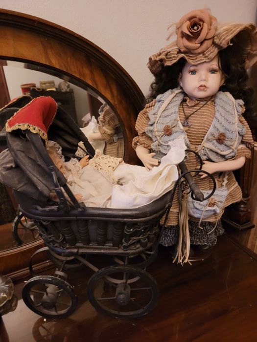 Antyk wózek  z lalka stojącą  i lalką  dzieckiem  c.200 zł