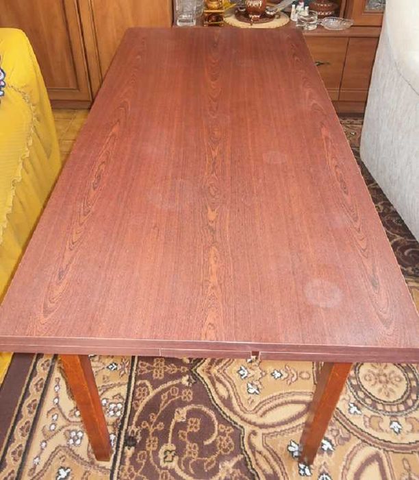 Stół-ława w kolorze mahoniowym.