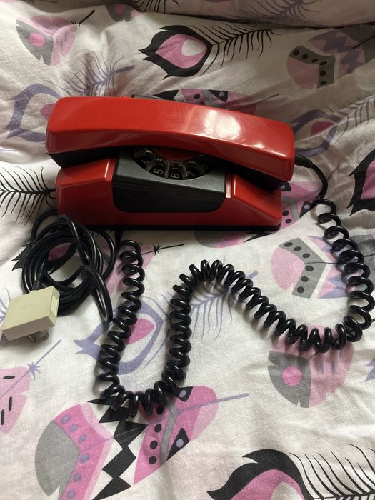 Czerwony telefon analogowy tatczą lata 90 Telkom Bratek a271 Heweliusz