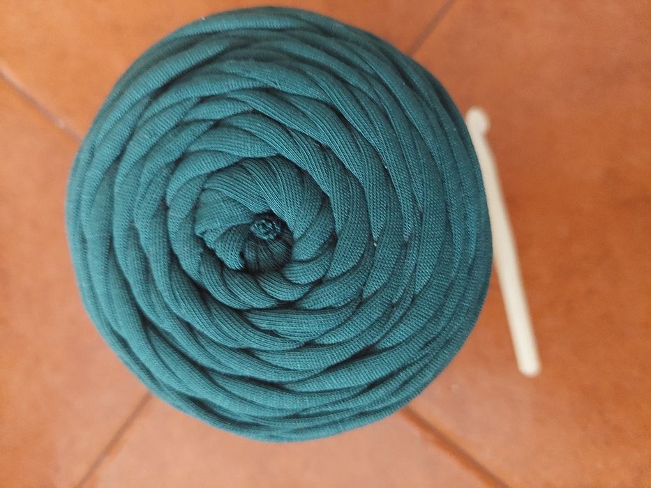 Rolo de fio + duas agulhas