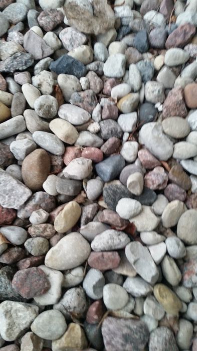 Ziemia przesiewana małym samochodem