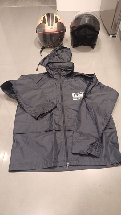 Vendo capacetes, roupa de chuva e casaco impermeável.