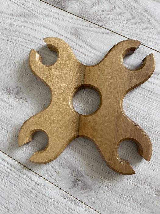 Drewniana podstaeka na butelke wina