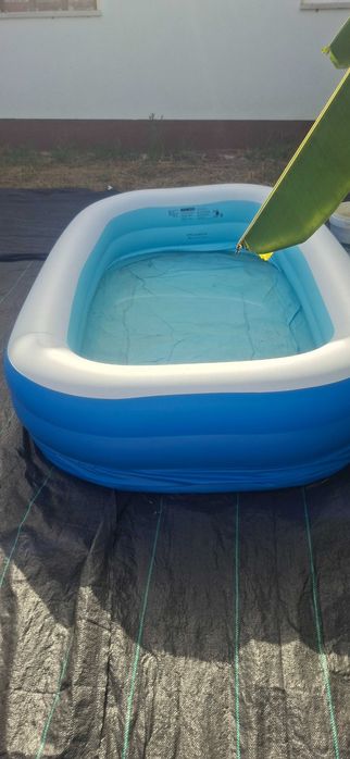 Piscina insuflável grande com três camadas semi nova.