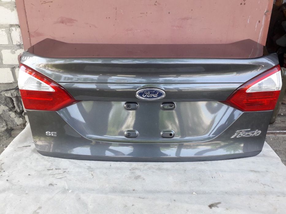 Ford fiesta sedan, седан крышка багажника має дефект