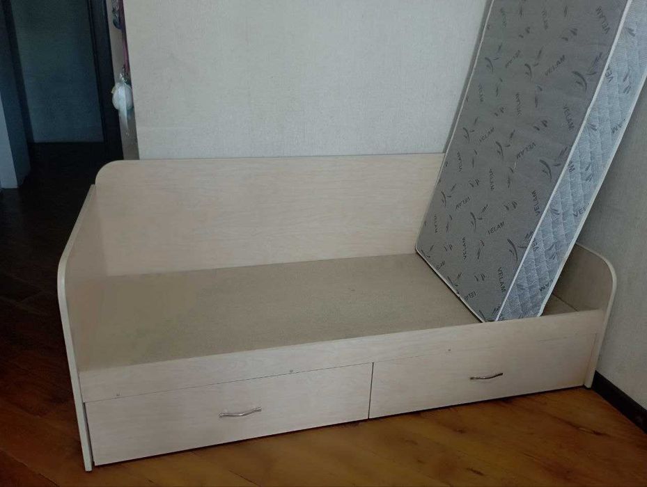 Односпальне ліжко в гарному стані