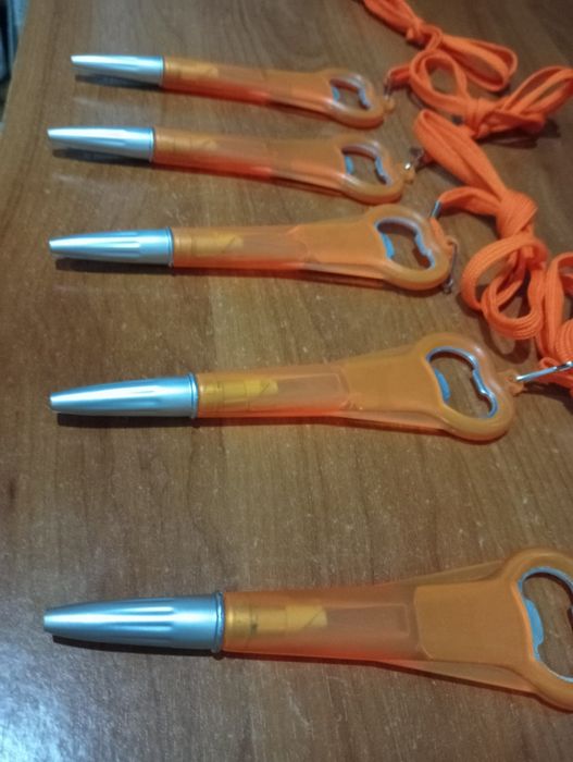 5 canetas com um tira caricas e um porta lápis simples