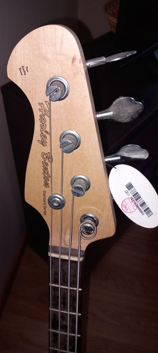 Gitara basowa marki Harley Benton z serii Standard + stojak