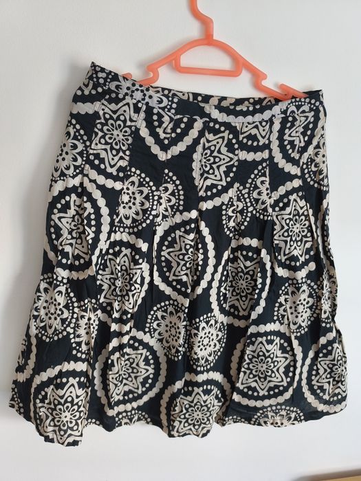 Saia em tecido de algodão, cor branca e preta com  pregas em todo a roda