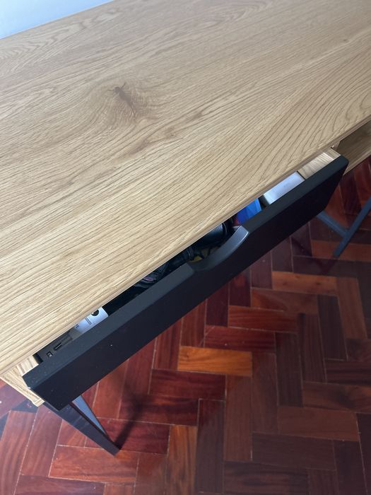 Secretaria madeira prensada e pes metalicos