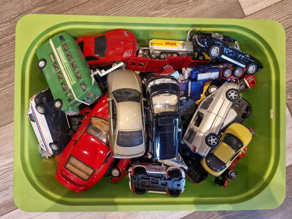 hot wheels około 160 sztuk