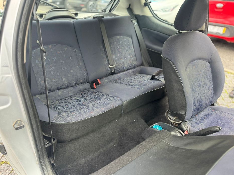 Peugeot 206 1.1 gasolina 5 lugares ano 2001  em bom estado geral.
