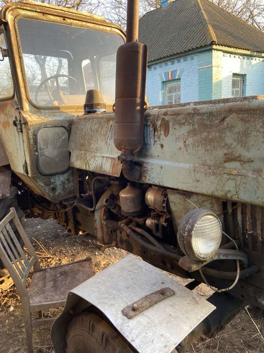 Трактор МТЗ-80 на ходу