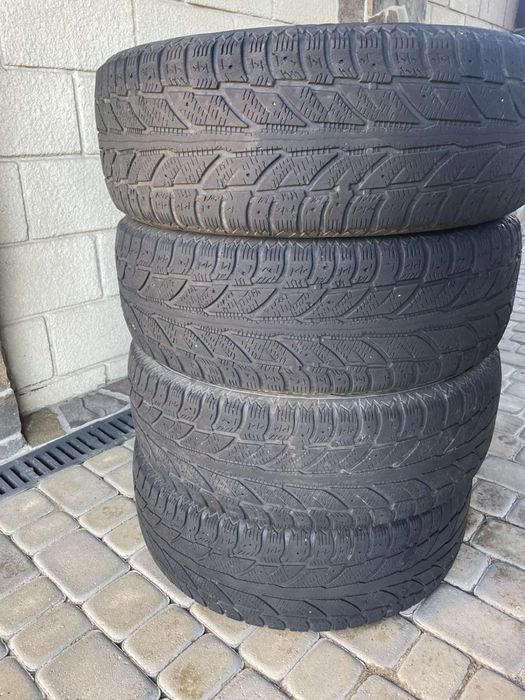 Резина R17 215/65 зима.