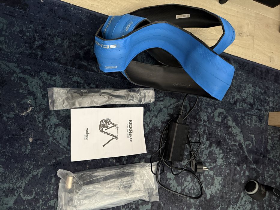 Trenazer Wahoo KICKR SNAP + adapter do sztywnej osi + opona treningowa | Stan idealny