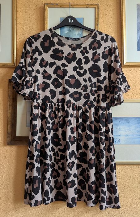Sukienka w panterkę Boohoo