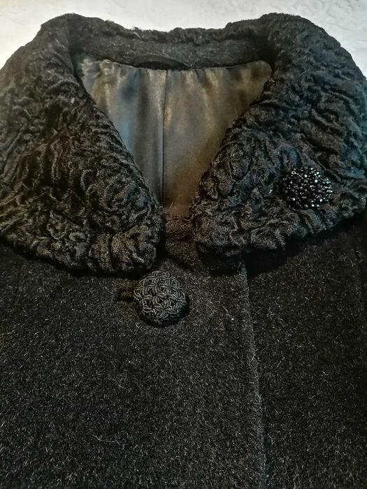 Czarny wełniany płaszcz