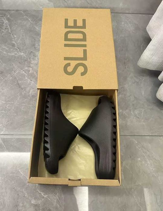 adidas Yeezy Slide / 42