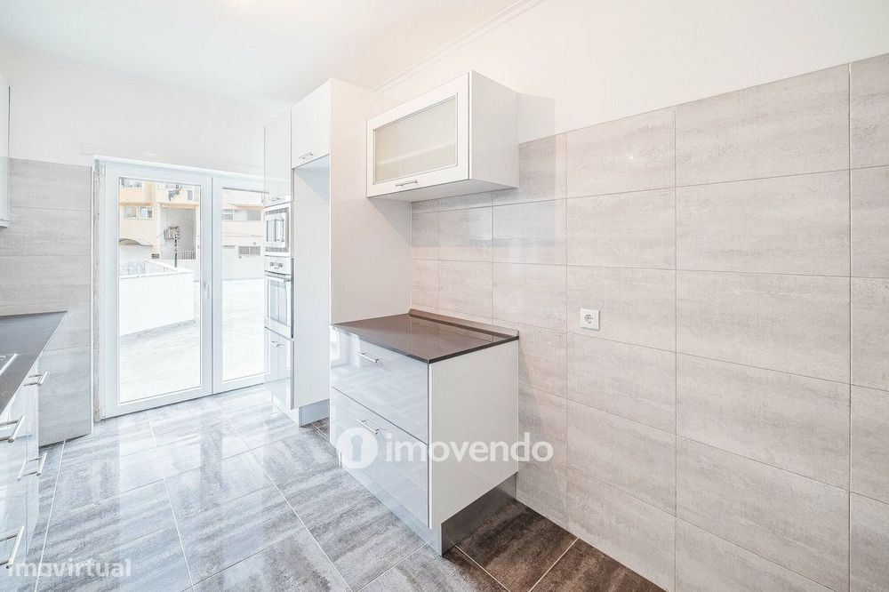 Apartamento T3, com terraço e arrecadação, em Mem Martins