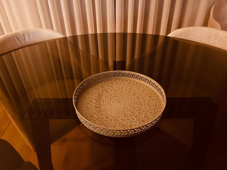 Mesa de sala de jantar em base nogueira e vidro temperado Lusodur