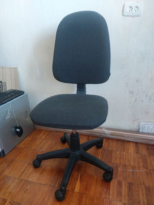 Крісло офісне на колищатках