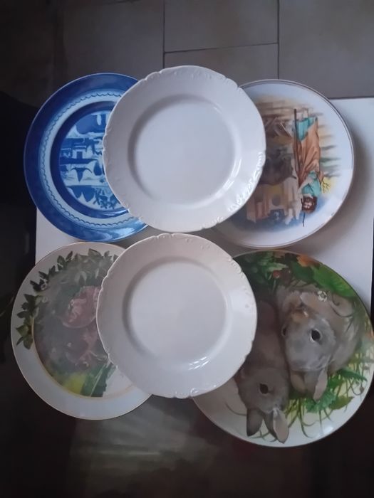 Vendo Conjunto de Pratos antigos em estado razoavel