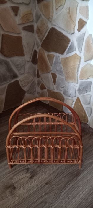 Wiklinowy stojak na gazety
