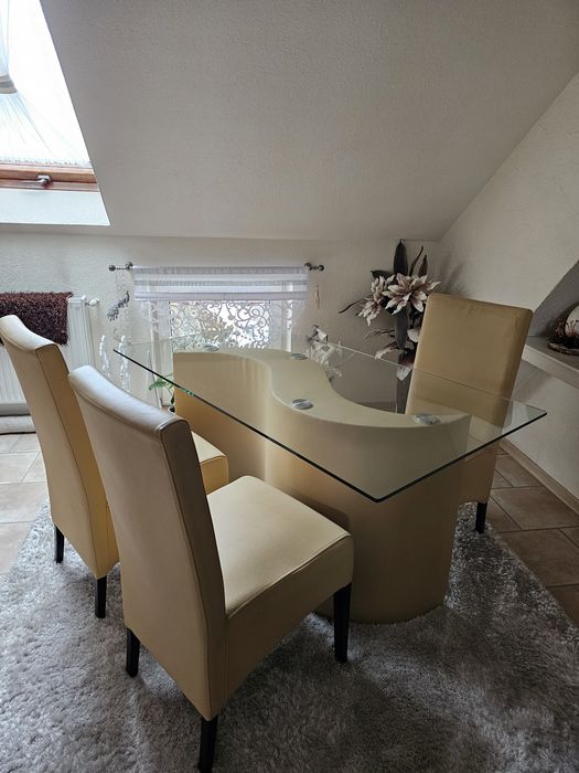 Szklany stół z krzesłami