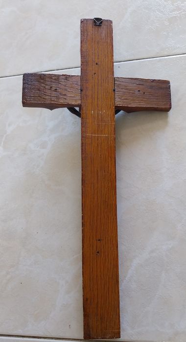 Crucifixo antigo em madeira e metal