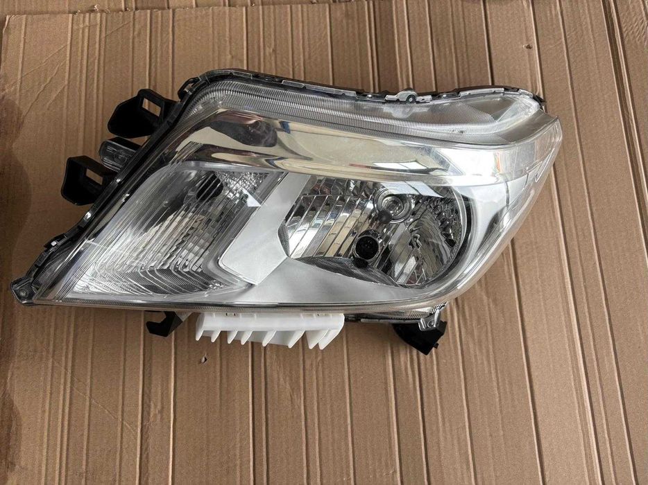 Farol / Ótica esquerda Nissan Navara NP300 / Frontier