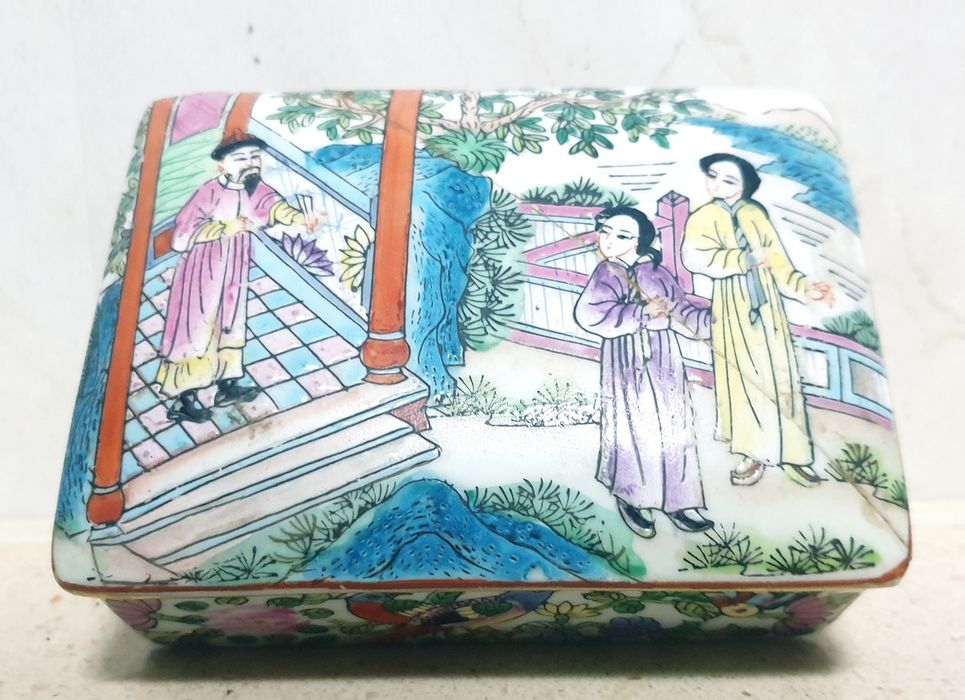 Beautiful antique Chinese Famille Rose porcelain box