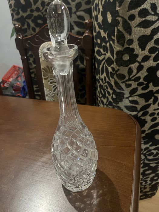 Kryształowa karafka z korkiem  .