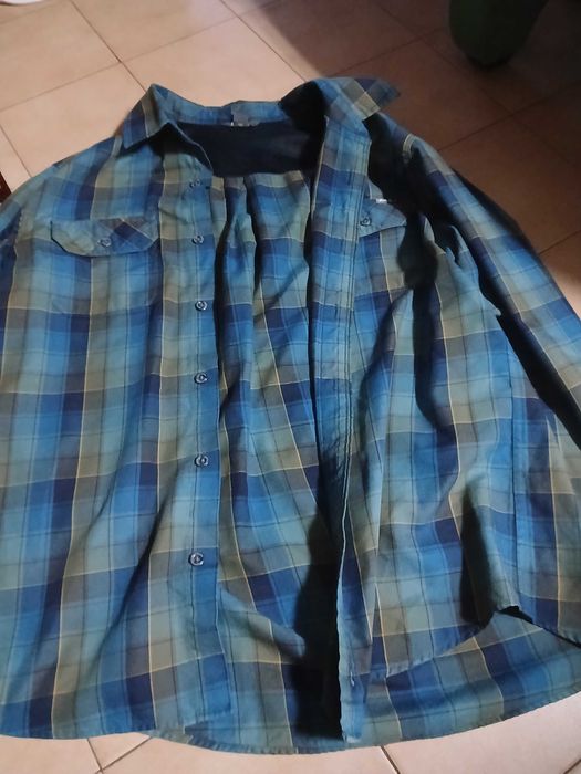 Camisa ao xadrez, em tons de azul e verde de poliester