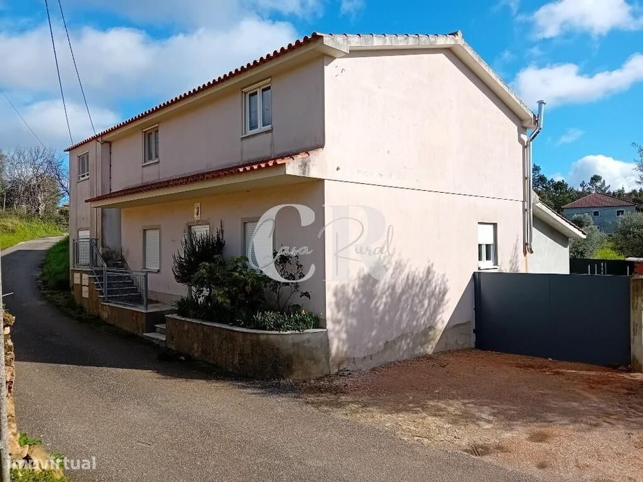 Two-story property with garden, well, parking, and annexes in Ce