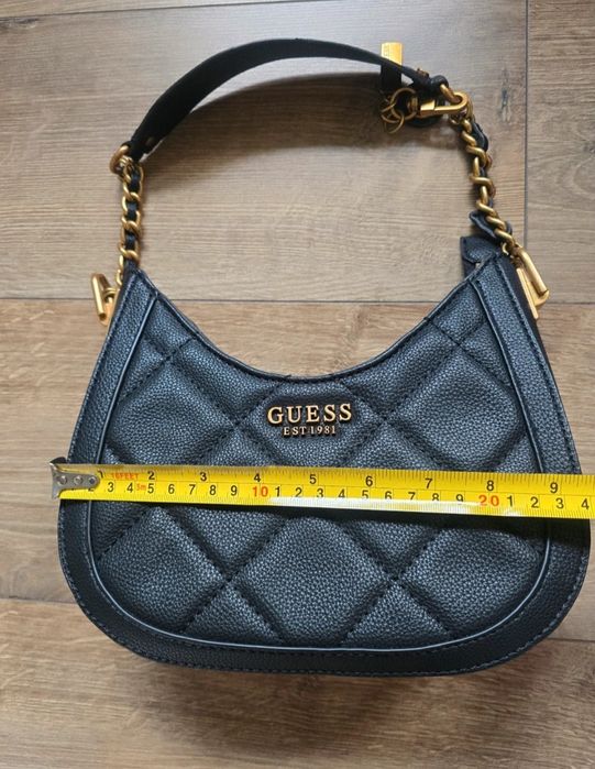 Czarna torebka Guess
