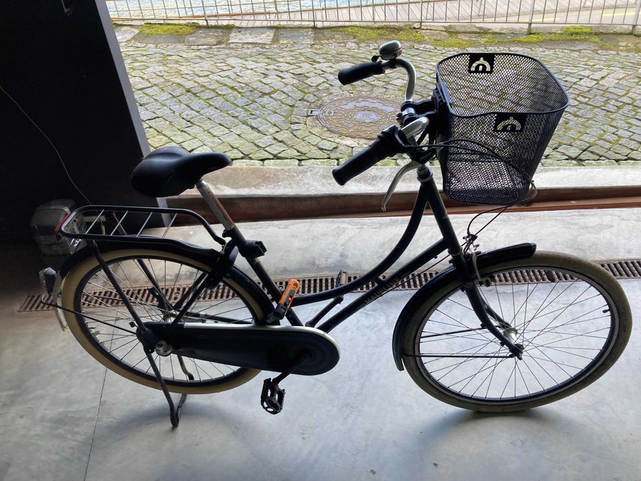 Bicicleta urbana estilo holandês – confortável e prática (com cesto)
