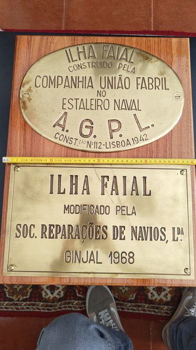Placas de construção e modificação do navio "Ilha Faial"