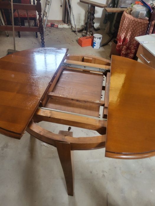 Mesa Redonda e 6 cadeiras em pele