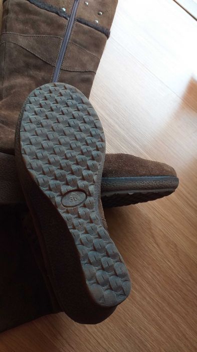 Botas em camurça e em pele