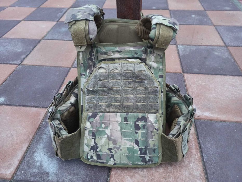 Бронежелет і тактичний шолом