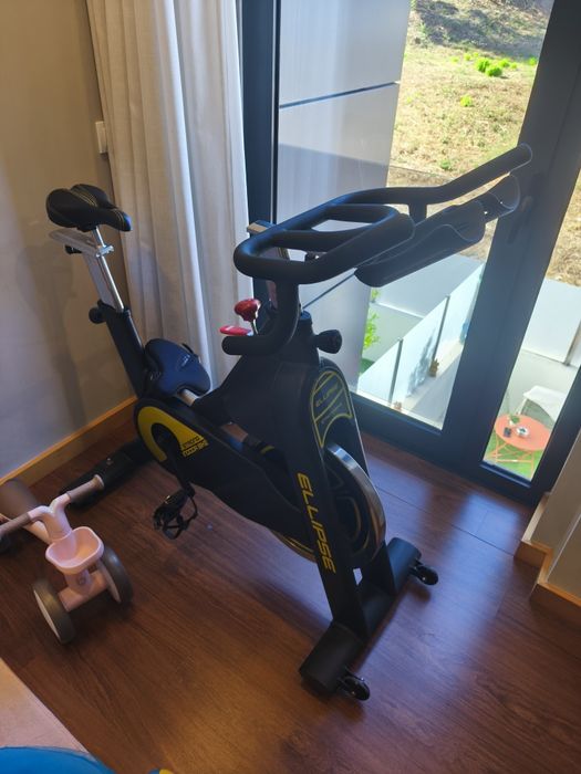 Bicicleta de exercício com pouco uso