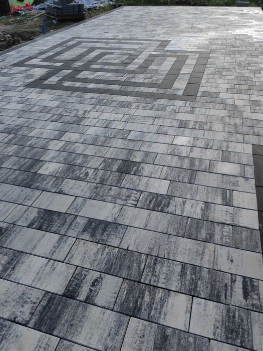 Układanie kostki brukowej i montaż ogrodzeń