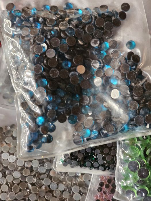 Strass hotfix vários tamanhos e côres