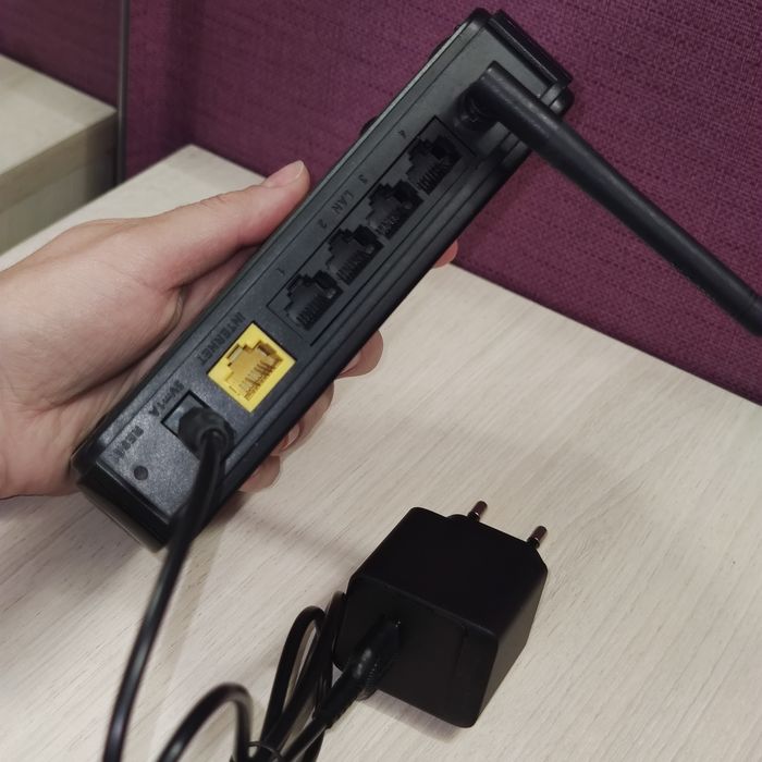 Продам Wi-Fi Роутер D-Link DIR-300+Кабель для живлення  від павербанку