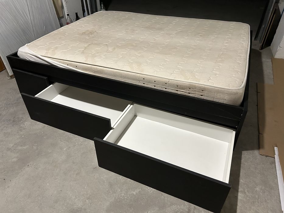 Quarto de casal em preto. Com cabeceira led camiseiro