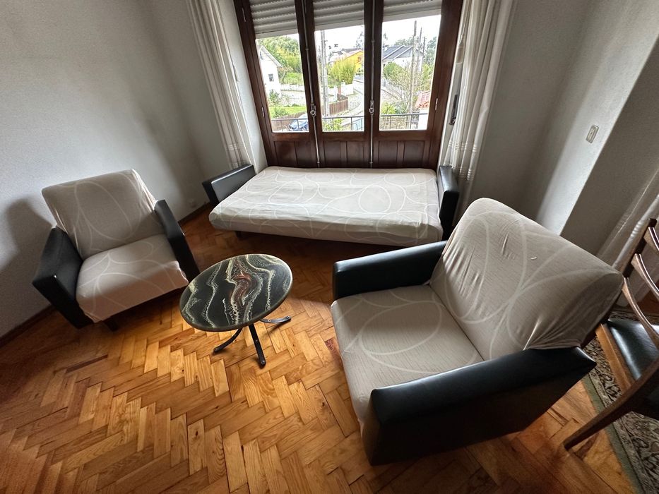 Conjunto de sofás (2 individuais + 1 de 3 lugares/cama) em bom estado