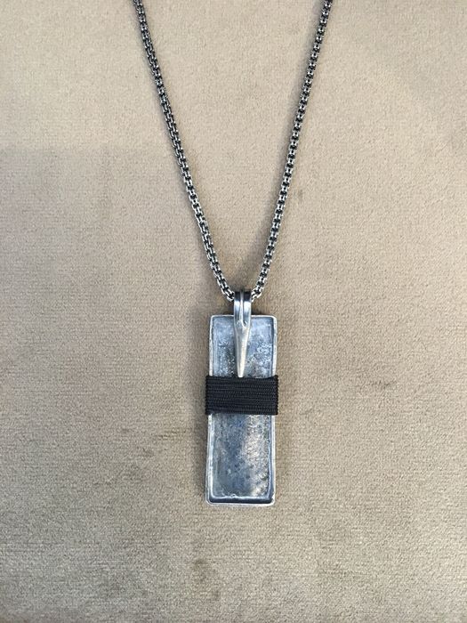 Fio com medalha em prata oxidada